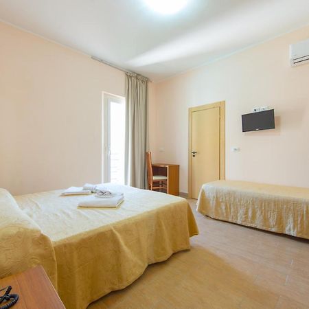 Hotel Adria Nuova リミニ エクステリア 写真