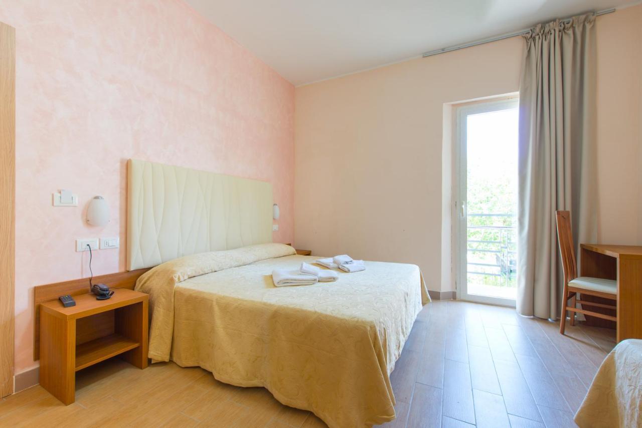 Hotel Adria Nuova リミニ エクステリア 写真