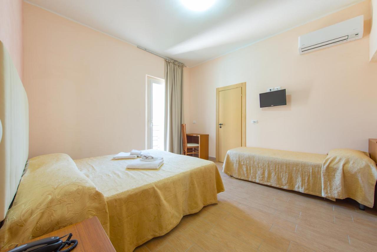 Hotel Adria Nuova リミニ エクステリア 写真