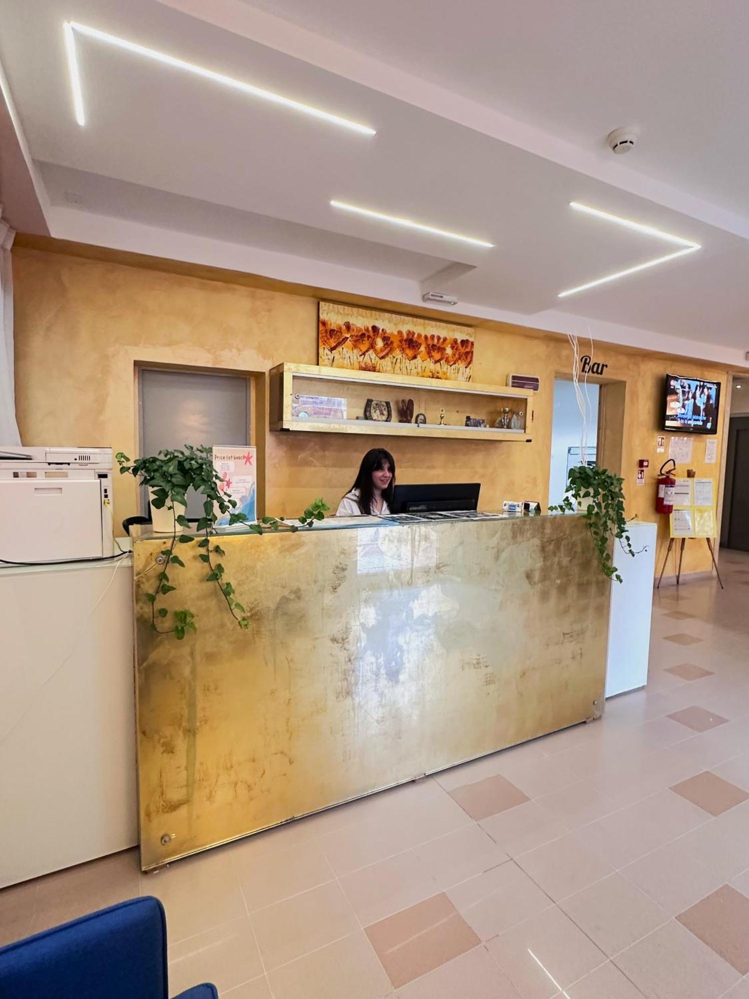 Hotel Adria Nuova リミニ エクステリア 写真